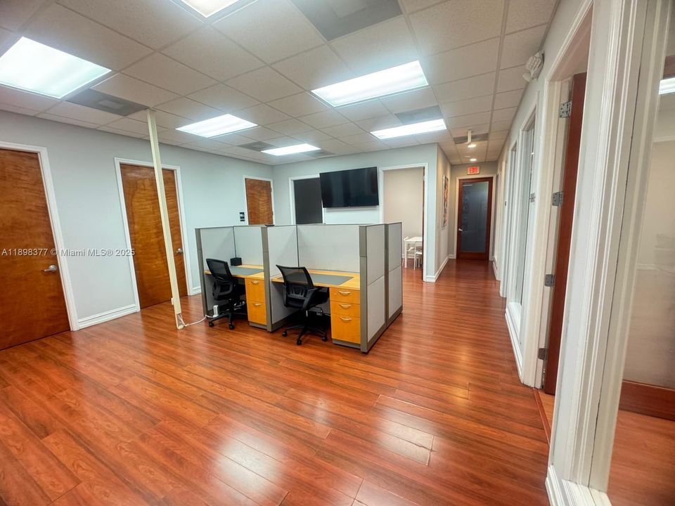 В аренду: $4,900 (0 спален, 0 ванн, 0 Квадратных фут)