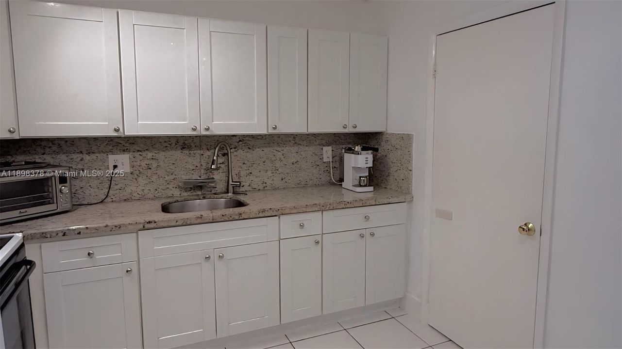 Active With Contract: $260,000 (3 beds, 1 baths, 952 Square Feet)