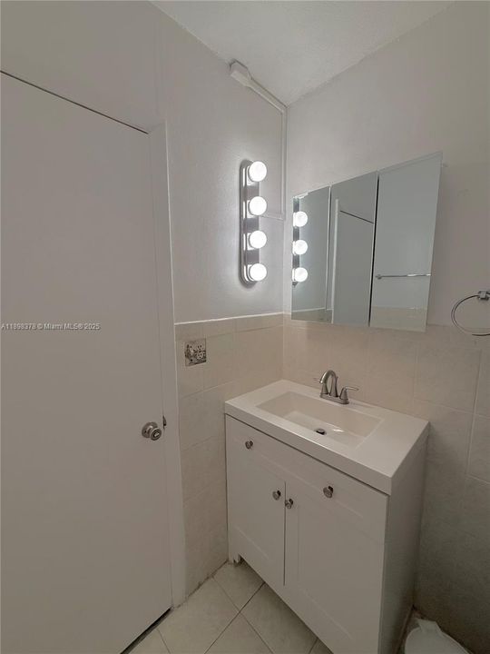 Active With Contract: $260,000 (3 beds, 1 baths, 952 Square Feet)