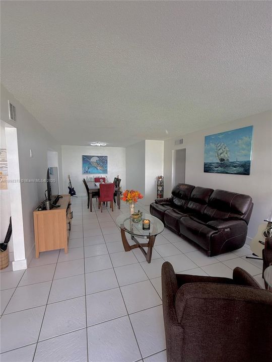 Active With Contract: $260,000 (3 beds, 1 baths, 952 Square Feet)