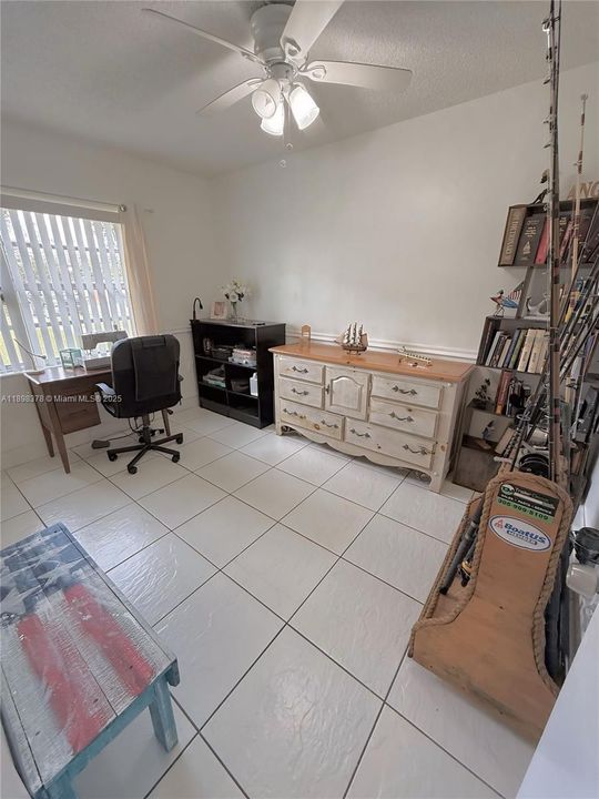 Active With Contract: $260,000 (3 beds, 1 baths, 952 Square Feet)