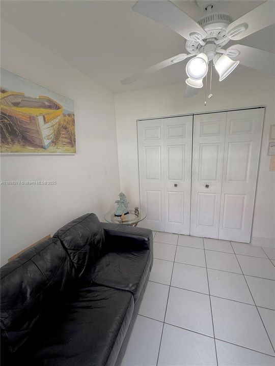 Active With Contract: $260,000 (3 beds, 1 baths, 952 Square Feet)