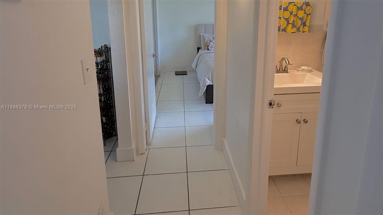 Active With Contract: $260,000 (3 beds, 1 baths, 952 Square Feet)