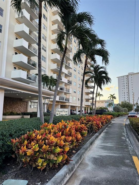 合同活跃: $2,000 (1 贝兹, 1 浴室, 925 平方英尺)