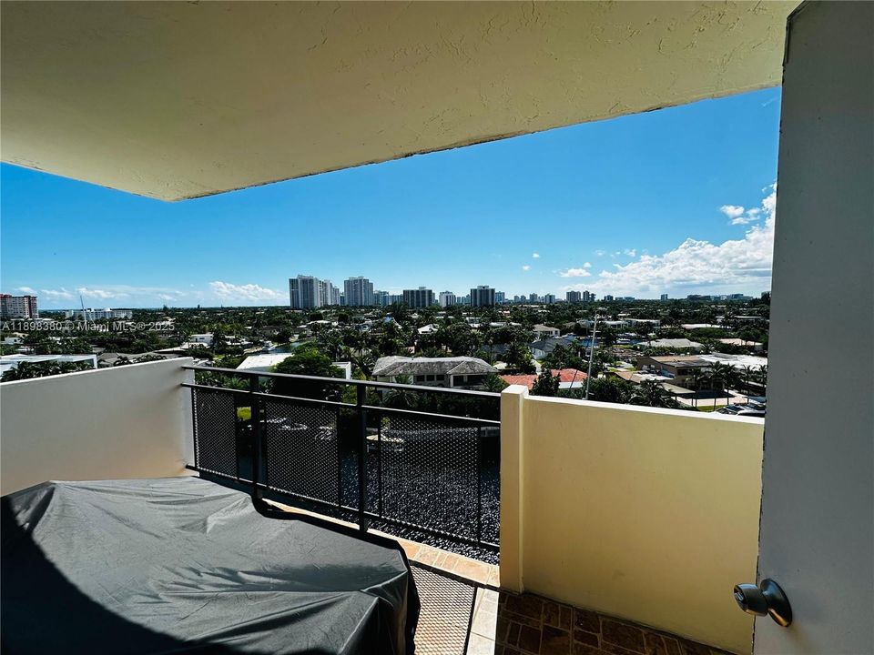 合同活跃: $2,000 (1 贝兹, 1 浴室, 925 平方英尺)