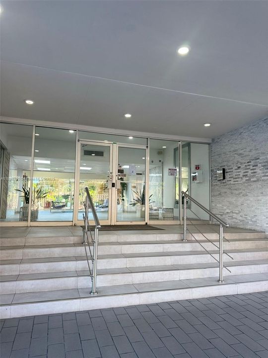 合同活跃: $2,000 (1 贝兹, 1 浴室, 925 平方英尺)