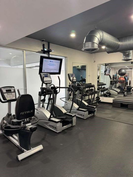 合同活跃: $2,000 (1 贝兹, 1 浴室, 925 平方英尺)