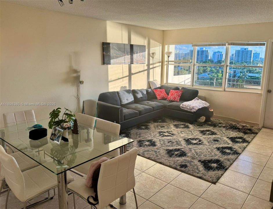 合同活跃: $2,000 (1 贝兹, 1 浴室, 925 平方英尺)