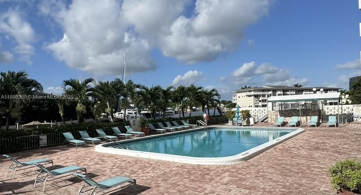 合同活跃: $2,000 (1 贝兹, 1 浴室, 925 平方英尺)