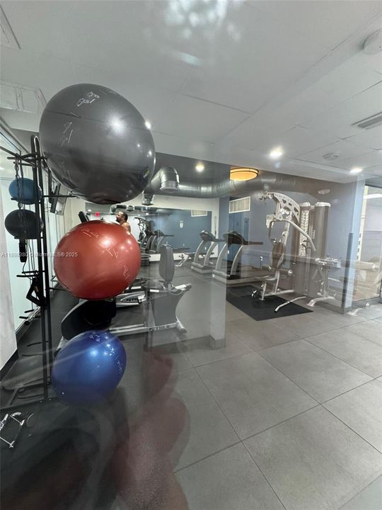 合同活跃: $2,000 (1 贝兹, 1 浴室, 925 平方英尺)