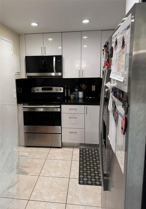 合同活跃: $2,000 (1 贝兹, 1 浴室, 925 平方英尺)