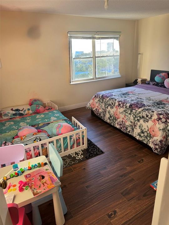 合同活跃: $2,000 (1 贝兹, 1 浴室, 925 平方英尺)