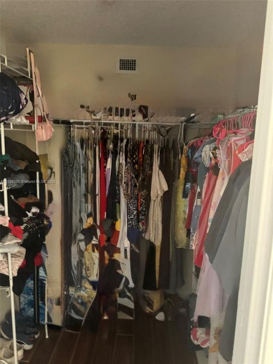 合同活跃: $2,000 (1 贝兹, 1 浴室, 925 平方英尺)