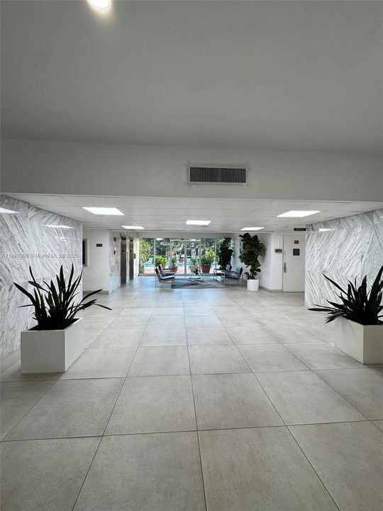 合同活跃: $2,000 (1 贝兹, 1 浴室, 925 平方英尺)