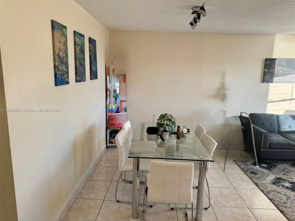 合同活跃: $2,000 (1 贝兹, 1 浴室, 925 平方英尺)