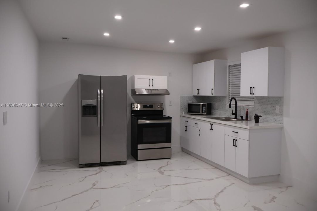 合同活跃: $2,000 (1 贝兹, 1 浴室, 1844 平方英尺)