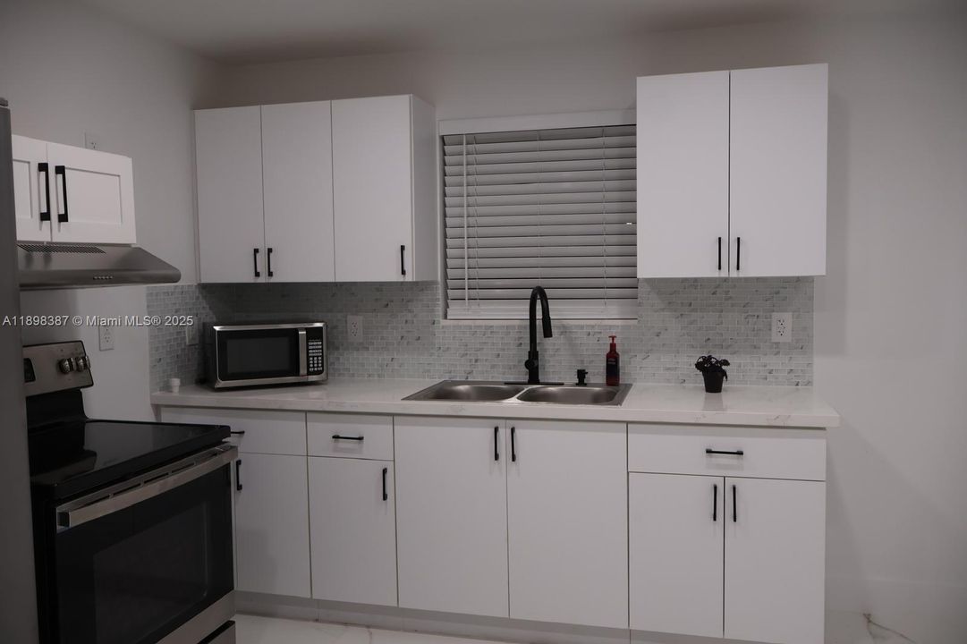 合同活跃: $2,000 (1 贝兹, 1 浴室, 1844 平方英尺)