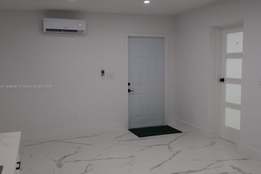 合同活跃: $2,000 (1 贝兹, 1 浴室, 1844 平方英尺)