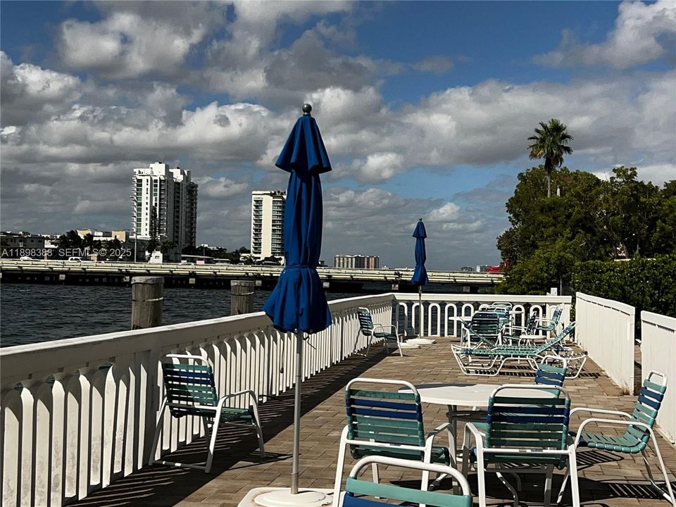 合同活跃: $2,600 (2 贝兹, 2 浴室, 1178 平方英尺)