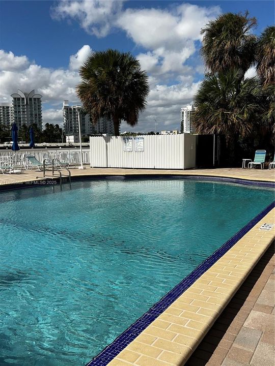 合同活跃: $2,600 (2 贝兹, 2 浴室, 1178 平方英尺)