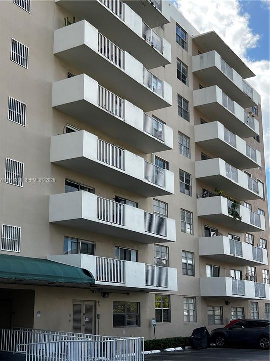 合同活跃: $2,600 (2 贝兹, 2 浴室, 1178 平方英尺)