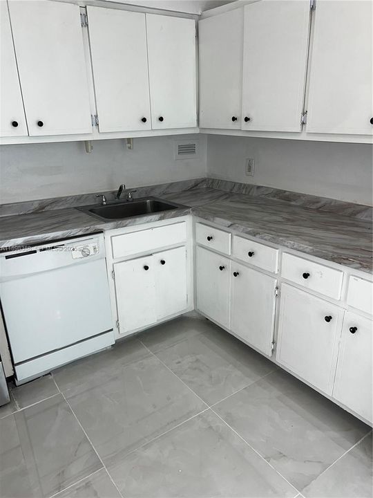 合同活跃: $2,600 (2 贝兹, 2 浴室, 1178 平方英尺)