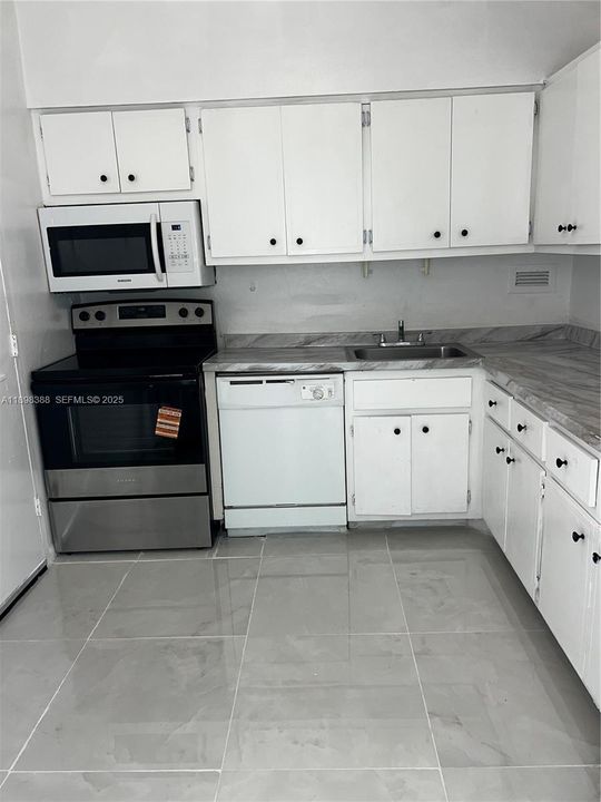 合同活跃: $2,600 (2 贝兹, 2 浴室, 1178 平方英尺)