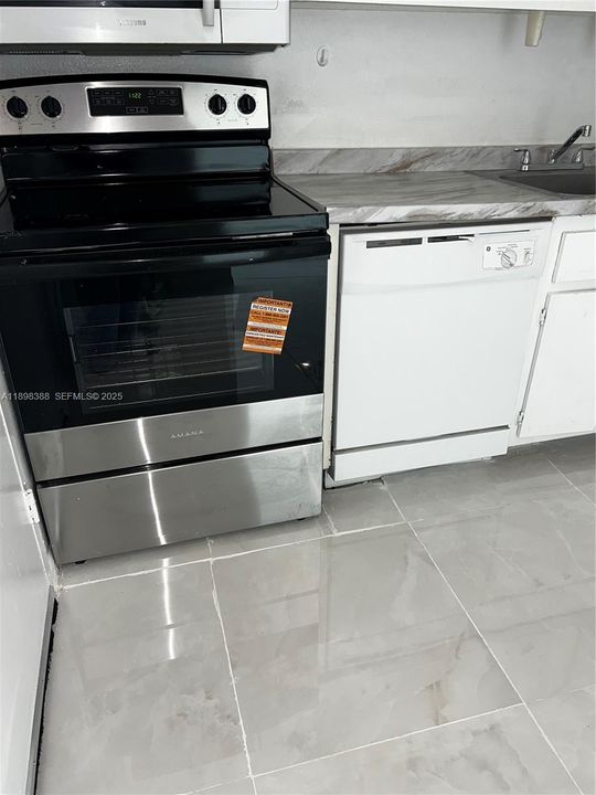 合同活跃: $2,600 (2 贝兹, 2 浴室, 1178 平方英尺)