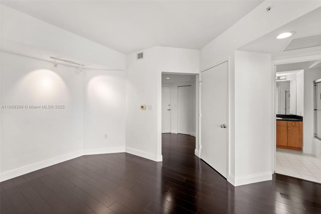 For Sale: $799,000 (2 beds, 2 baths, 1262 Square Feet)