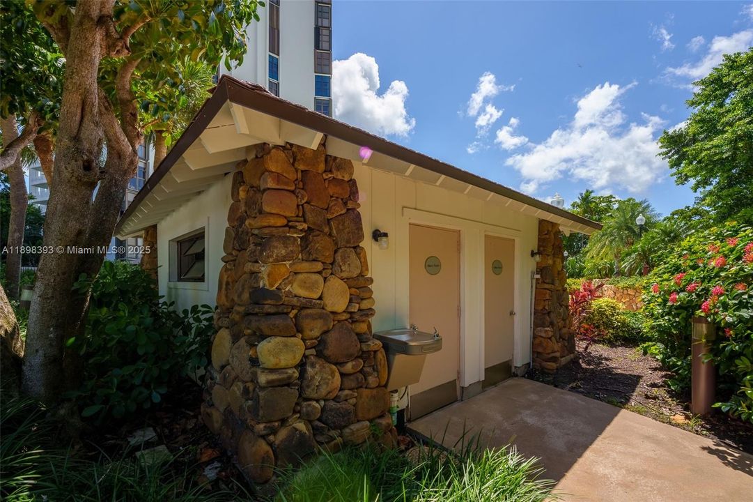 For Sale: $345,000 (2 beds, 2 baths, 1268 Square Feet)