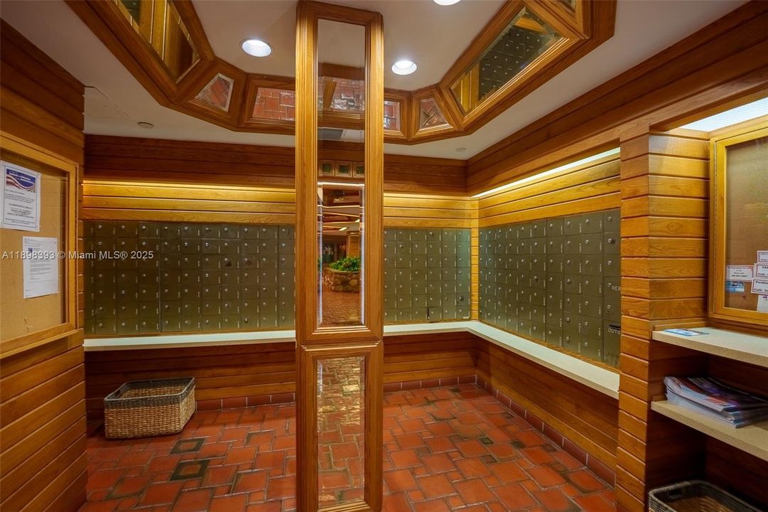 For Sale: $345,000 (2 beds, 2 baths, 1268 Square Feet)