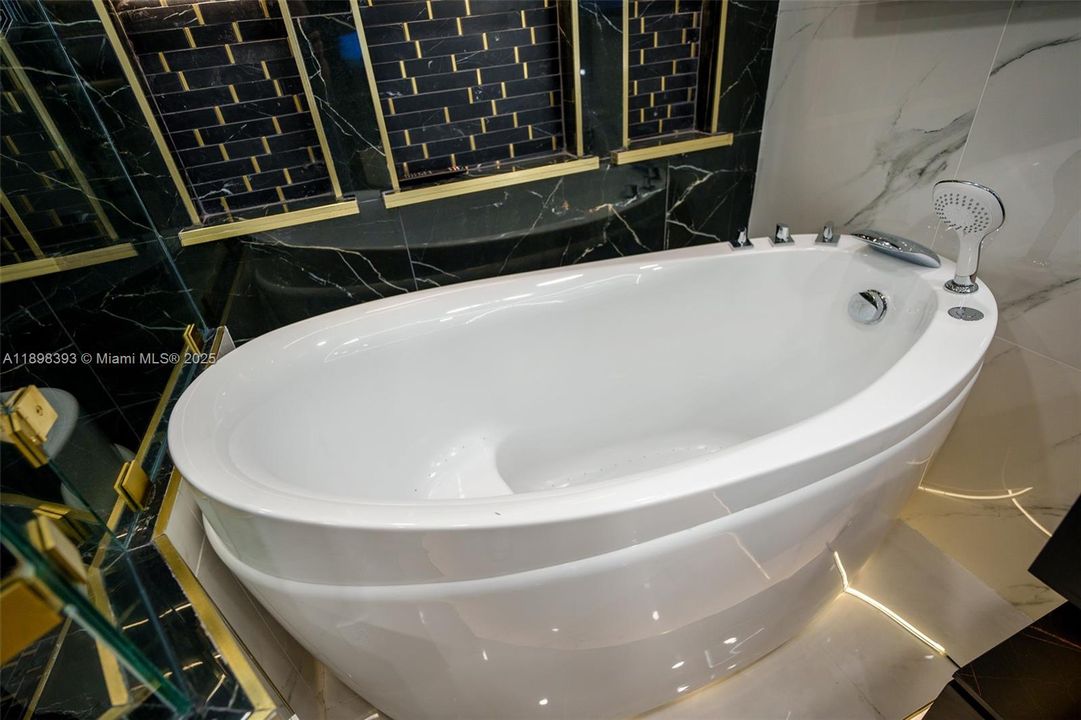 For Sale: $345,000 (2 beds, 2 baths, 1268 Square Feet)