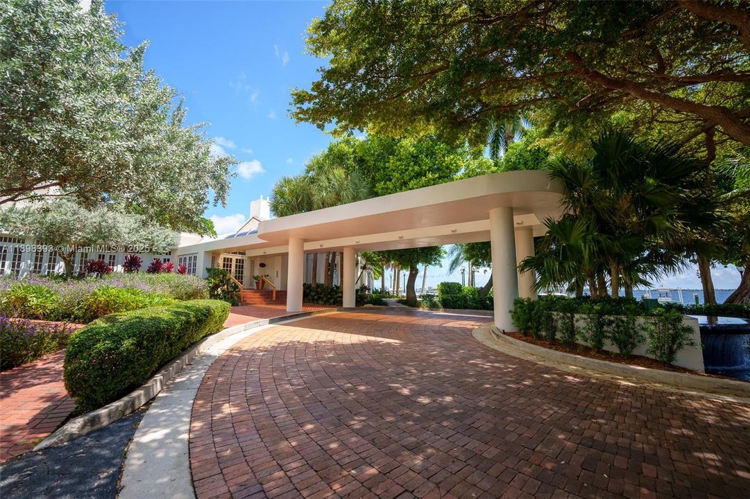 For Sale: $345,000 (2 beds, 2 baths, 1268 Square Feet)