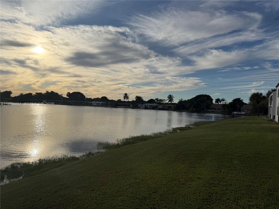 For Sale: $307,500 (2 beds, 2 baths, 1271 Square Feet)