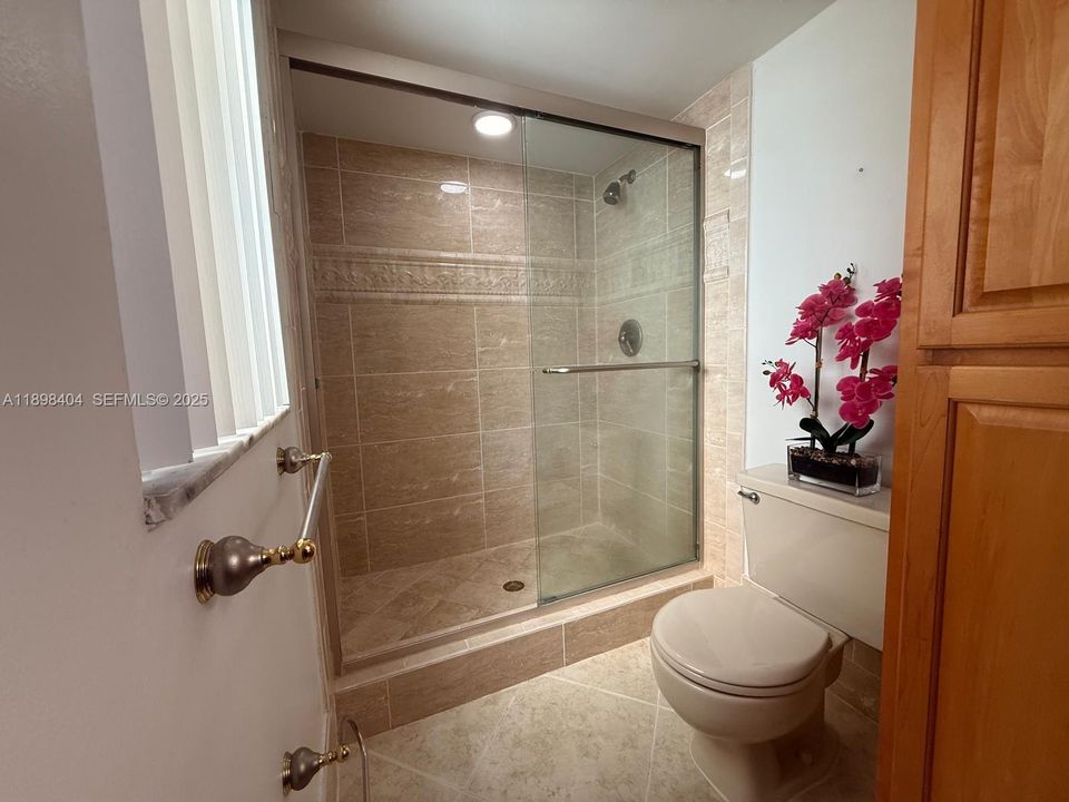 For Sale: $307,500 (2 beds, 2 baths, 1271 Square Feet)