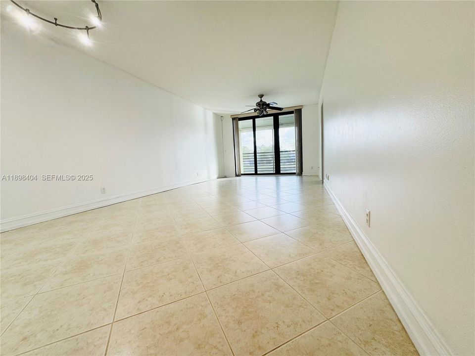 For Sale: $307,500 (2 beds, 2 baths, 1271 Square Feet)