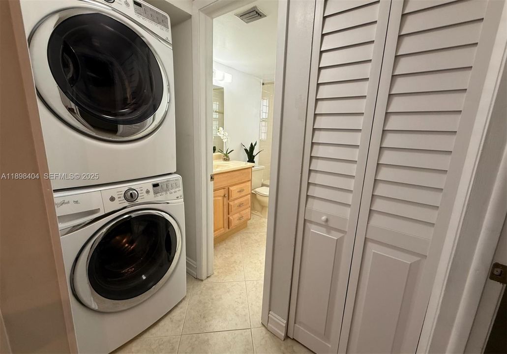 For Sale: $307,500 (2 beds, 2 baths, 1271 Square Feet)