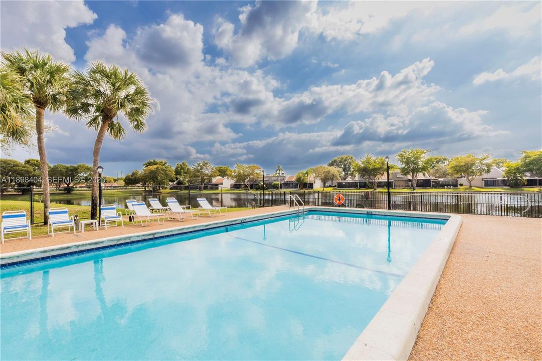 For Sale: $307,500 (2 beds, 2 baths, 1271 Square Feet)