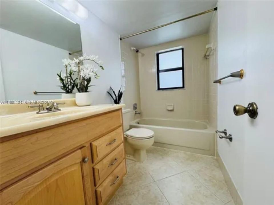 For Sale: $307,500 (2 beds, 2 baths, 1271 Square Feet)