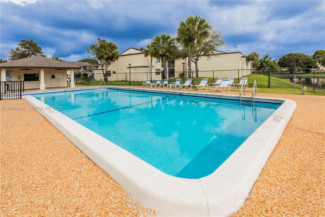 For Sale: $307,500 (2 beds, 2 baths, 1271 Square Feet)