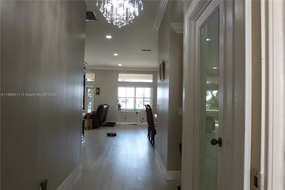 合同活跃: $4,290 (4 贝兹, 2 浴室, 1968 平方英尺)