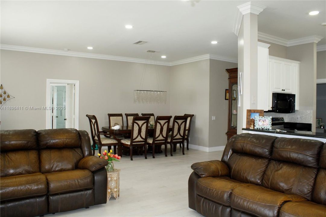 合同活跃: $4,290 (4 贝兹, 2 浴室, 1968 平方英尺)