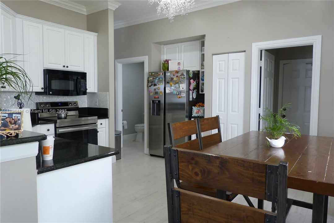 合同活跃: $4,290 (4 贝兹, 2 浴室, 1968 平方英尺)