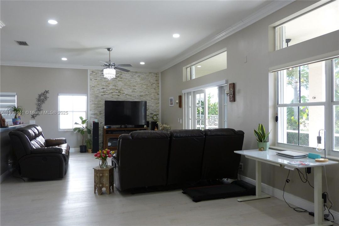 合同活跃: $4,290 (4 贝兹, 2 浴室, 1968 平方英尺)