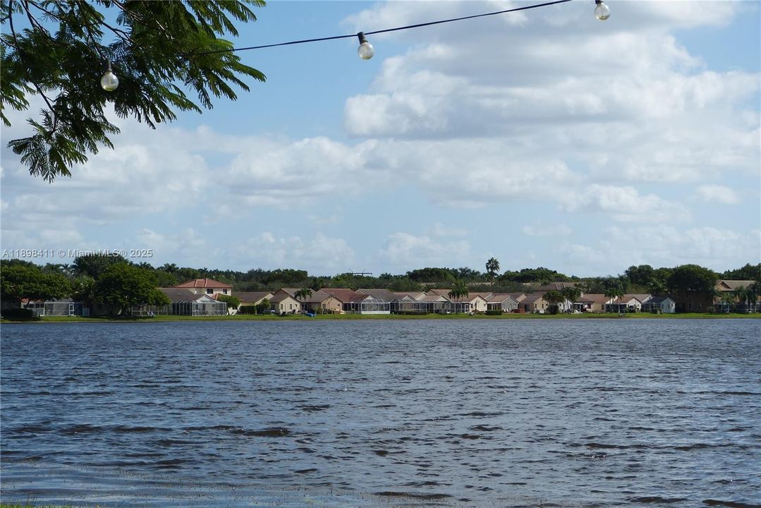 合同活跃: $4,290 (4 贝兹, 2 浴室, 1968 平方英尺)