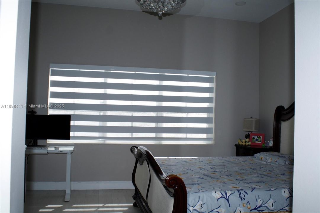 合同活跃: $4,290 (4 贝兹, 2 浴室, 1968 平方英尺)