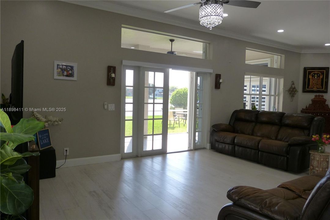 合同活跃: $4,290 (4 贝兹, 2 浴室, 1968 平方英尺)