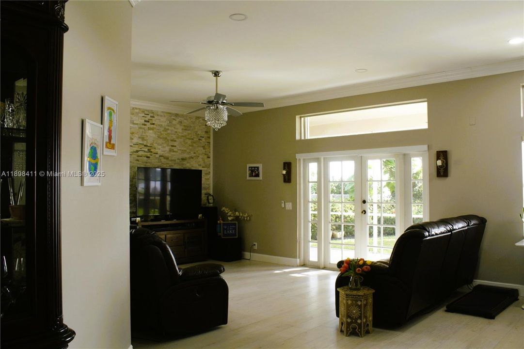 合同活跃: $4,290 (4 贝兹, 2 浴室, 1968 平方英尺)