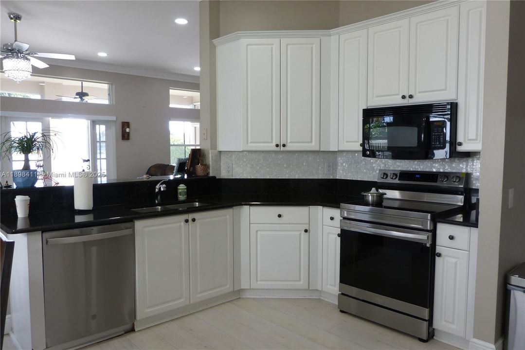 合同活跃: $4,290 (4 贝兹, 2 浴室, 1968 平方英尺)