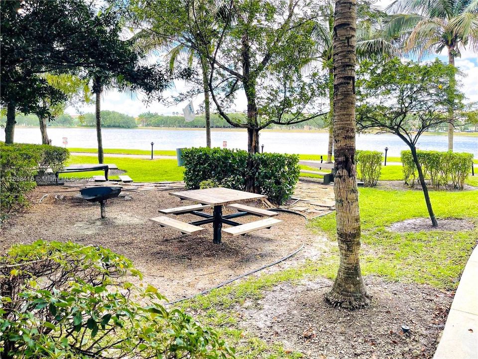 合同活跃: $2,975 (3 贝兹, 2 浴室, 1271 平方英尺)